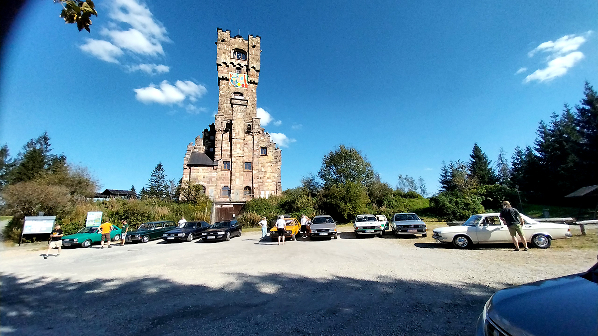 Audis vor dem Altvaterturm