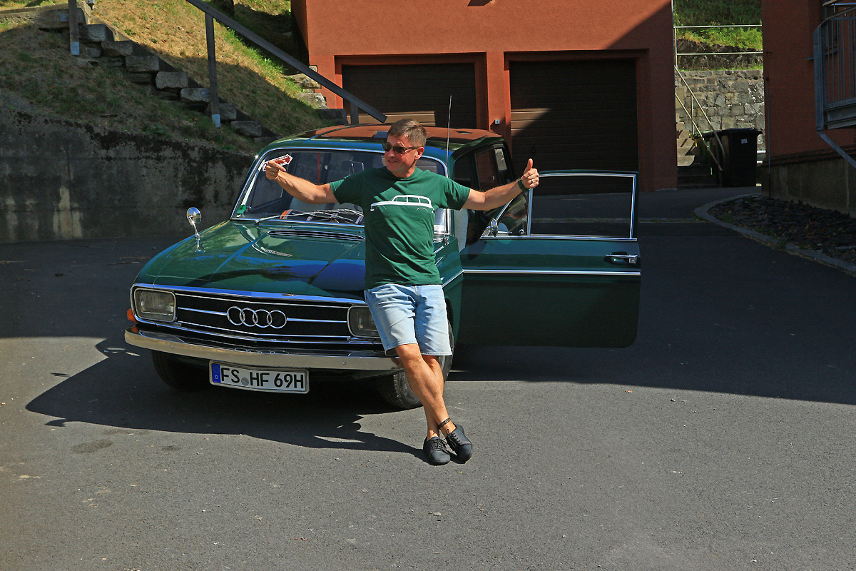 Posing vor dem schicken Audi 60